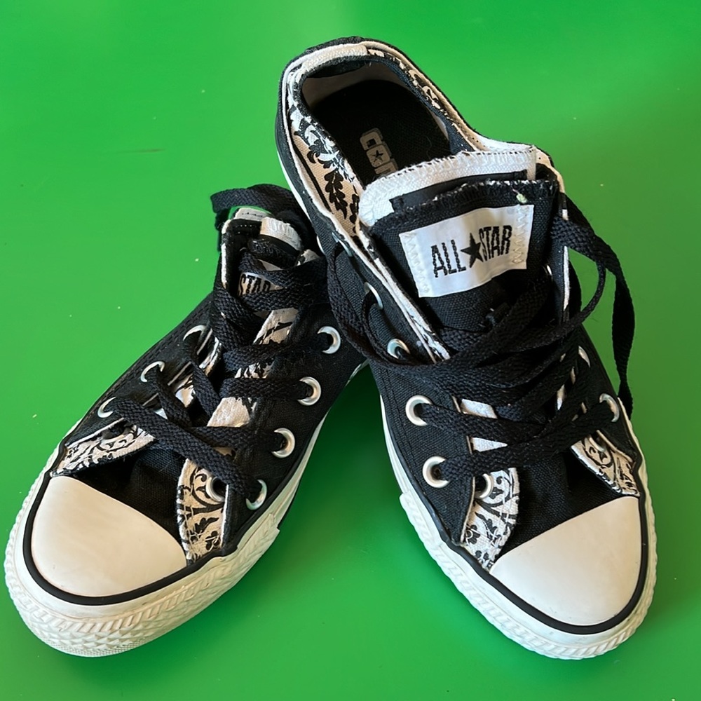 Converse Black/White Womens Sz 6/ Men’s Sz 4